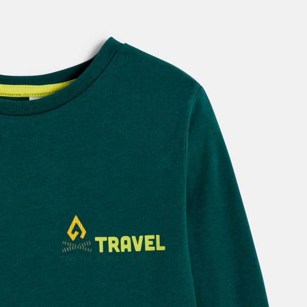 تي شيرت باللون الأخضر ومُزيَّن برسمة، للفتيان